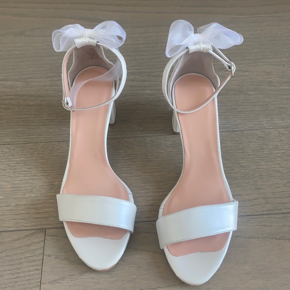 NWT Bridal white block heels with bow